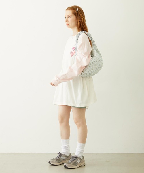 MILKFED.(ミルクフェド)の「STRIPED FLOWER QUILTED SHOULDER BAG(ショルダーバッグ・レディース・グレー/オフホワイト・ONE SIZE)」の21枚目の写真