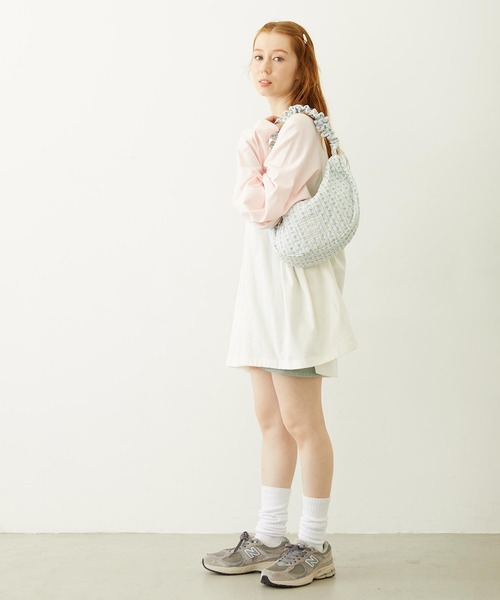 MILKFED.(ミルクフェド)の「STRIPED FLOWER QUILTED SHOULDER BAG(ショルダーバッグ・レディース・グレー/オフホワイト・ONE SIZE)」の22枚目の写真