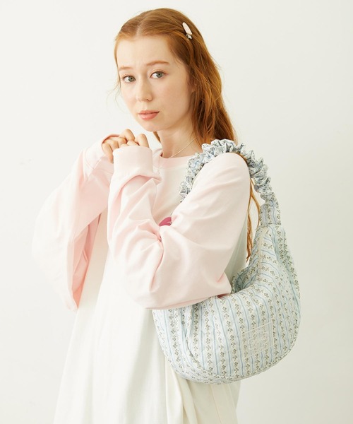 MILKFED.(ミルクフェド)の「STRIPED FLOWER QUILTED SHOULDER BAG(ショルダーバッグ・レディース・グレー/オフホワイト・ONE SIZE)」の11枚目の写真