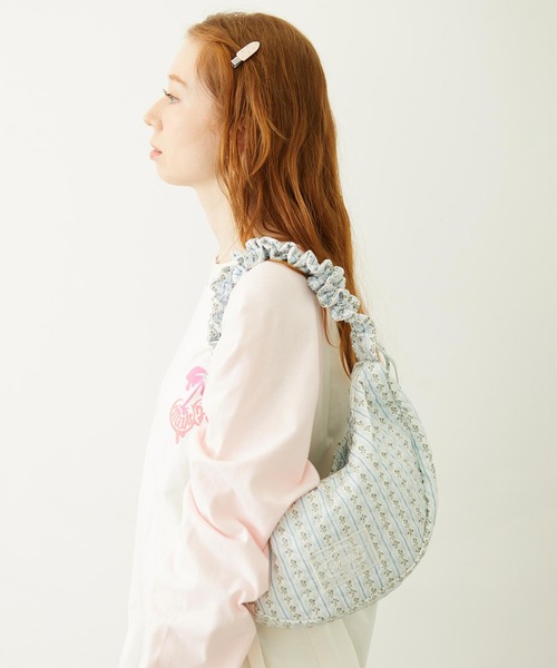 MILKFED.(ミルクフェド)の「STRIPED FLOWER QUILTED SHOULDER BAG(ショルダーバッグ・レディース・グレー/オフホワイト・ONE SIZE)」の12枚目の写真