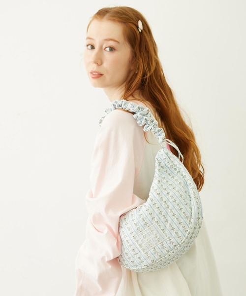 MILKFED.(ミルクフェド)の「STRIPED FLOWER QUILTED SHOULDER BAG(ショルダーバッグ・レディース・グレー/オフホワイト・ONE SIZE)」の13枚目の写真