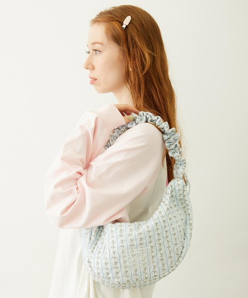 MILKFED.(ミルクフェド)の「STRIPED FLOWER QUILTED SHOULDER BAG(ショルダーバッグ・レディース・グレー/オフホワイト・ONE SIZE)」の14枚目の写真