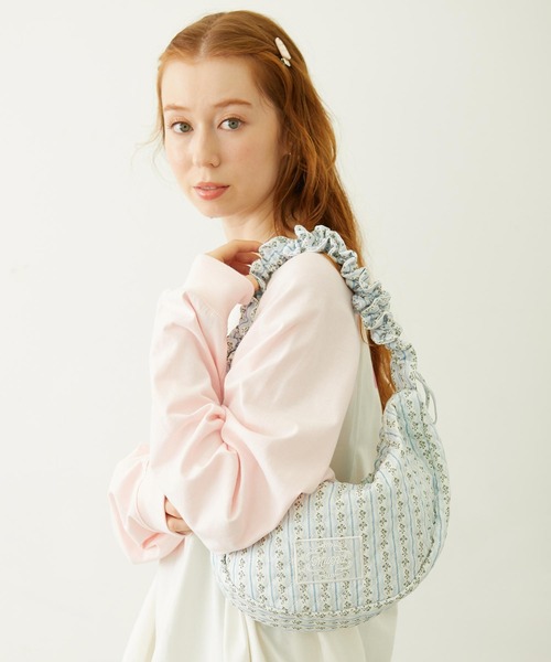 MILKFED.(ミルクフェド)の「STRIPED FLOWER QUILTED SHOULDER BAG(ショルダーバッグ・レディース・グレー/オフホワイト・ONE SIZE)」の15枚目の写真