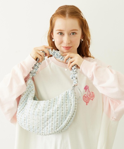 MILKFED.(ミルクフェド)の「STRIPED FLOWER QUILTED SHOULDER BAG(ショルダーバッグ・レディース・グレー/オフホワイト・ONE SIZE)」の16枚目の写真