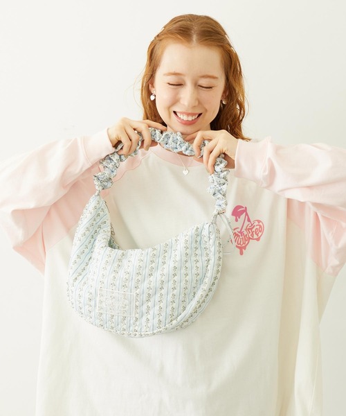 MILKFED.(ミルクフェド)の「STRIPED FLOWER QUILTED SHOULDER BAG(ショルダーバッグ・レディース・グレー/オフホワイト・ONE SIZE)」の17枚目の写真