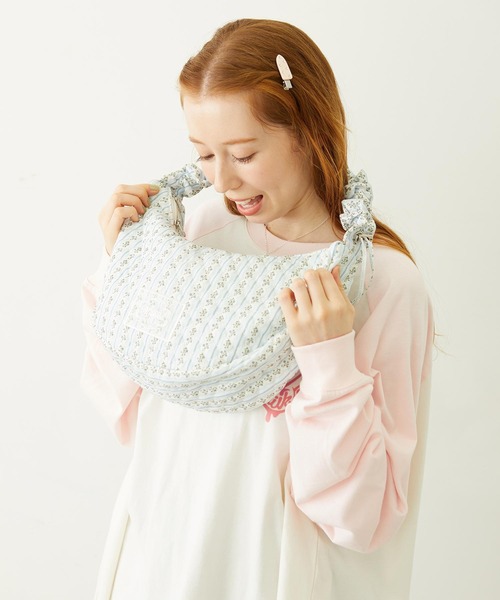 MILKFED.(ミルクフェド)の「STRIPED FLOWER QUILTED SHOULDER BAG(ショルダーバッグ・レディース・グレー/オフホワイト・ONE SIZE)」の20枚目の写真