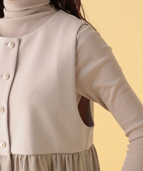 Elura(エルーラ)の「≪入卒/セレモニー/通勤≫ダンボールペプラムジレ(その他アウター・レディース・グレイッシュベージュ/ネイビー・FREE)」の3枚目の写真
