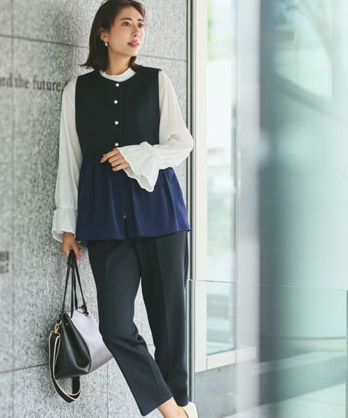 Elura(エルーラ)の「≪入卒/セレモニー/通勤≫ダンボールペプラムジレ(その他アウター・レディース・グレイッシュベージュ/ネイビー・FREE)」の17枚目の写真