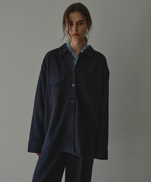 ETRE TOKYO(エトレトウキョウ)の「ウールツイルオーバーサイズシャツ(シャツ/ブラウス・レディース・ベージュ/ネイビー・FREE)」の4枚目の写真