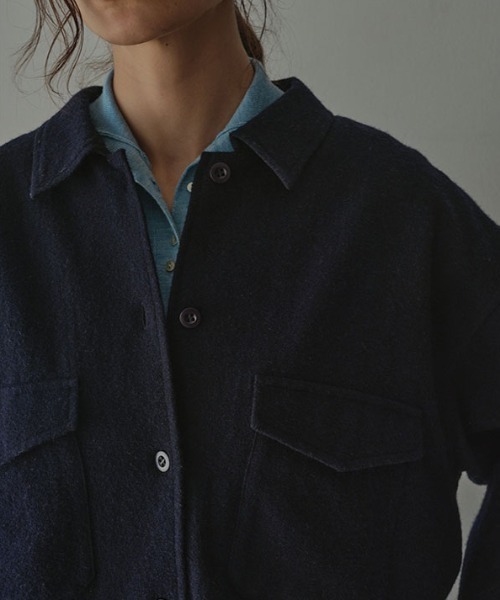 ETRE TOKYO(エトレトウキョウ)の「ウールツイルオーバーサイズシャツ(シャツ/ブラウス・レディース・ベージュ/ネイビー・FREE)」の5枚目の写真