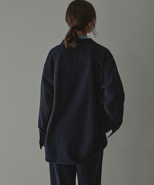 ETRE TOKYO(エトレトウキョウ)の「ウールツイルオーバーサイズシャツ(シャツ/ブラウス・レディース・ベージュ/ネイビー・FREE)」の9枚目の写真