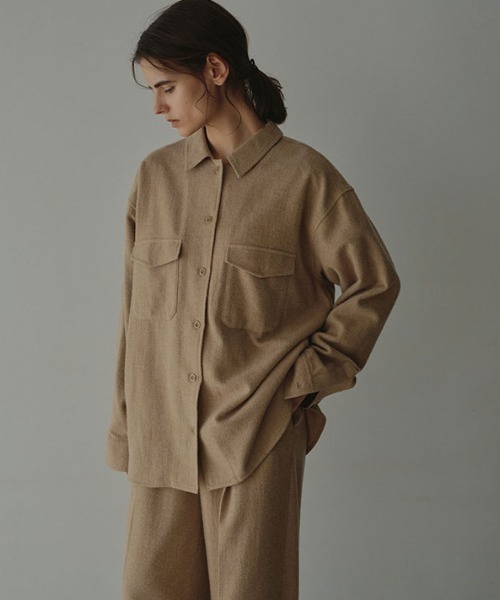 ETRE TOKYO(エトレトウキョウ)の「ウールツイルオーバーサイズシャツ(シャツ/ブラウス・レディース・ベージュ/ネイビー・FREE)」の12枚目の写真