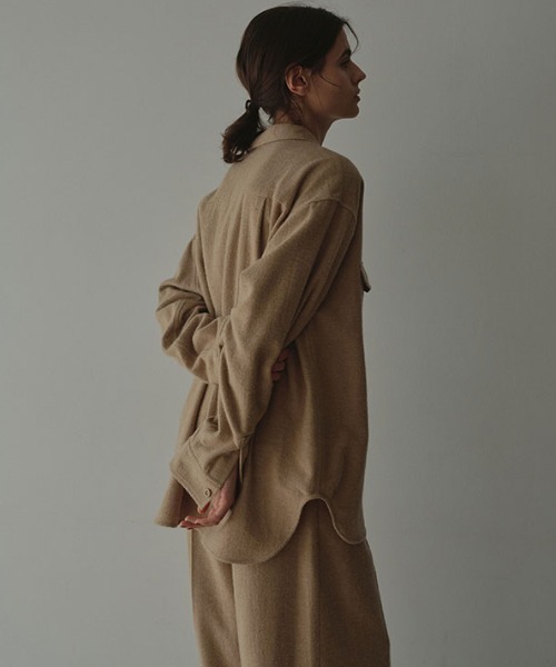 ETRE TOKYO(エトレトウキョウ)の「ウールツイルオーバーサイズシャツ(シャツ/ブラウス・レディース・ベージュ/ネイビー・FREE)」の15枚目の写真