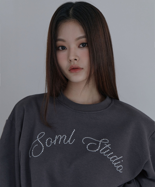 5OML（オーオーエムエル）の「レタリングホットフィックススウェットシャツチャコール（スウェット・レディース・チャコール・FREE）」の3枚目の写真