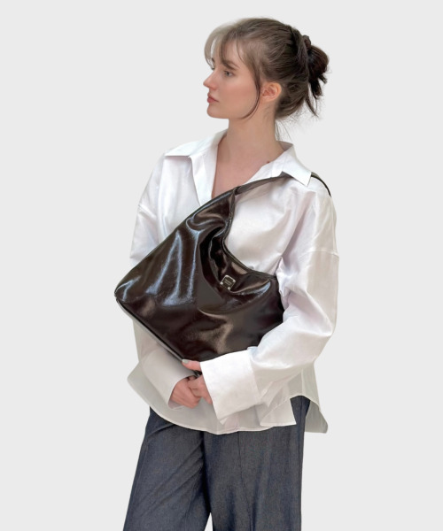 PHOENIX ORIGIN(フェニックス オリジン)の「Large Wax Leather Shoulder Bag - CHOCO(ショルダーバッグ・レディース・その他・FREE)」の1枚目の写真