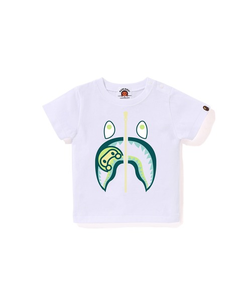 A BATHING APE(アベイシングエイプ)の「COLORS MILO SHARK TEE(Tシャツ/カットソー・キッズ・ホワイト×レッド/ブラック×ブルー/ホワイト×グリーン/ホワイト×ネイビー/ブラック×グリーン/ブラック×レッド・80)」の2枚目の写真