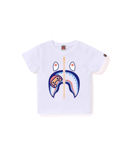 A BATHING APE(アベイシングエイプ)の「COLORS MILO SHARK TEE(Tシャツ/カットソー・キッズ・ホワイト×レッド/ブラック×ブルー/ホワイト×グリーン/ホワイト×ネイビー/ブラック×グリーン/ブラック×レッド・80)」の3枚目の写真