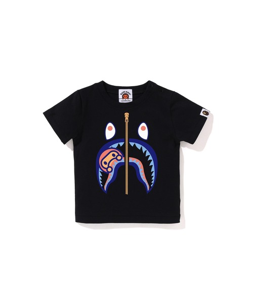 A BATHING APE(アベイシングエイプ)の「COLORS MILO SHARK TEE(Tシャツ/カットソー・キッズ・ホワイト×レッド/ブラック×ブルー/ホワイト×グリーン/ホワイト×ネイビー/ブラック×グリーン/ブラック×レッド・80)」の5枚目の写真