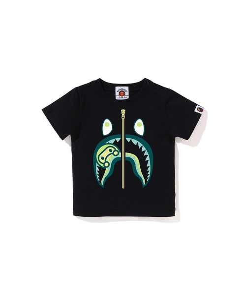 A BATHING APE(アベイシングエイプ)の「COLORS MILO SHARK TEE(Tシャツ/カットソー・キッズ・ホワイト×レッド/ブラック×ブルー/ホワイト×グリーン/ホワイト×ネイビー/ブラック×グリーン/ブラック×レッド・80)」の6枚目の写真