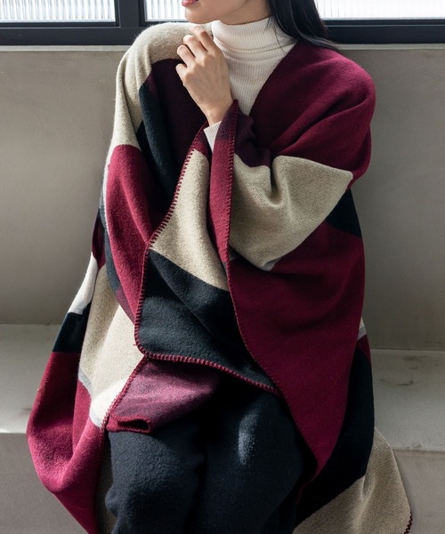 VitaFelice(ヴィータフェリーチェ)の「ブランケット風ポンチョ 大判サイズ 着る毛布 ひざ掛け(ポンチョ・レディース・ベージュ/ネイビー/オレンジ/ボルドー/ブラック/グレー・FREE)」の5枚目の写真