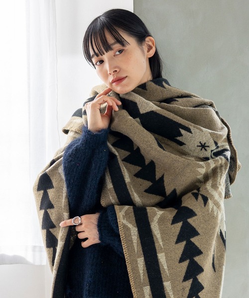 VitaFelice(ヴィータフェリーチェ)の「ブランケット風ポンチョ 大判サイズ 着る毛布 ひざ掛け(ポンチョ・レディース・ベージュ/ネイビー/オレンジ/ボルドー/ブラック/グレー・FREE)」の2枚目の写真