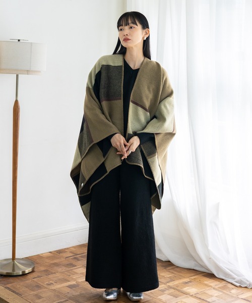 VitaFelice(ヴィータフェリーチェ)の「ブランケット風ポンチョ 大判サイズ 着る毛布 ひざ掛け(ポンチョ・レディース・ベージュ/ネイビー/オレンジ/ボルドー/ブラック/グレー・FREE)」の17枚目の写真