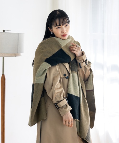 VitaFelice(ヴィータフェリーチェ)の「ブランケット風ポンチョ 大判サイズ 着る毛布 ひざ掛け(ポンチョ・レディース・ベージュ/ネイビー/オレンジ/ボルドー/ブラック/グレー・FREE)」の19枚目の写真