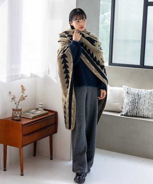 VitaFelice(ヴィータフェリーチェ)の「ブランケット風ポンチョ 大判サイズ 着る毛布 ひざ掛け(ポンチョ・レディース・ベージュ/ネイビー/オレンジ/ボルドー/ブラック/グレー・FREE)」の21枚目の写真
