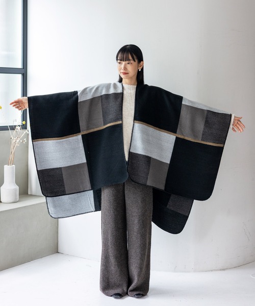 VitaFelice(ヴィータフェリーチェ)の「ブランケット風ポンチョ 大判サイズ 着る毛布 ひざ掛け(ポンチョ・レディース・ベージュ/ネイビー/オレンジ/ボルドー/ブラック/グレー・FREE)」の12枚目の写真