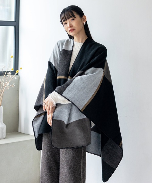 VitaFelice(ヴィータフェリーチェ)の「ブランケット風ポンチョ 大判サイズ 着る毛布 ひざ掛け(ポンチョ・レディース・ベージュ/ネイビー/オレンジ/ボルドー/ブラック/グレー・FREE)」の11枚目の写真