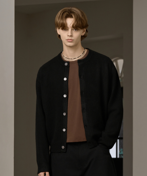 HYOJI(ヒョージ)の「FW ウォッシャブルエッセンシャルラウンドクロップニットカーディガン (7カラー)(カーディガン/ボレロ・レディース・チャコール/ネイビー/ブラウン/レッド/ブラック/クリーム/ダークグリーン・M/L/XL/XXL/S)」の8枚目の写真