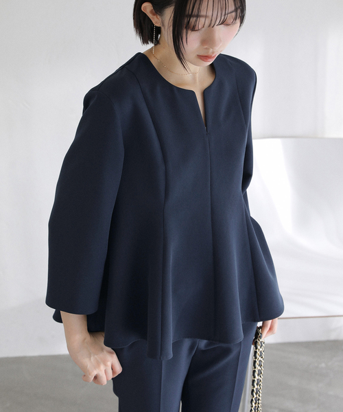 La TOTALITE（ラトータリテ）の「カーブネックフレアブラウス（シャツ/ブラウス・レディース・ベージュ/ネイビー/ライトグリーン・38/36）」の3枚目の写真