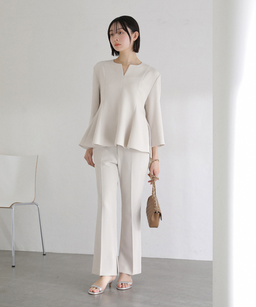 La TOTALITE（ラトータリテ）の「カーブネックフレアブラウス（シャツ/ブラウス・レディース・ベージュ/ネイビー/ライトグリーン・38/36）」の18枚目の写真