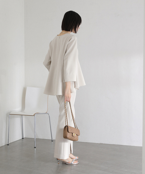 La TOTALITE（ラトータリテ）の「カーブネックフレアブラウス（シャツ/ブラウス・レディース・ベージュ/ネイビー/ライトグリーン・38/36）」の22枚目の写真