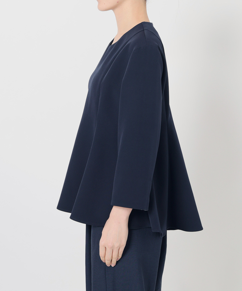 La TOTALITE（ラトータリテ）の「カーブネックフレアブラウス（シャツ/ブラウス・レディース・ベージュ/ネイビー/ライトグリーン・38/36）」の6枚目の写真