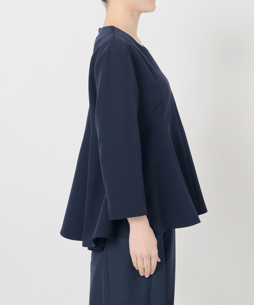 La TOTALITE（ラトータリテ）の「カーブネックフレアブラウス（シャツ/ブラウス・レディース・ベージュ/ネイビー/ライトグリーン・38/36）」の8枚目の写真