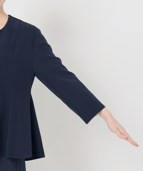 La TOTALITE（ラトータリテ）の「カーブネックフレアブラウス（シャツ/ブラウス・レディース・ベージュ/ネイビー/ライトグリーン・38/36）」の9枚目の写真