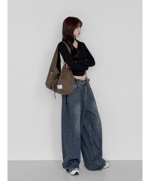 ATIL STUDIO（アチルスタジオ）の「ヒョウデニムパッチポケットホボショルダーバッグ_モカ（ショルダーバッグ・レディース・その他・FREE）」の3枚目の写真