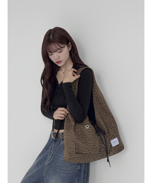 ATIL STUDIO（アチルスタジオ）の「ヒョウデニムパッチポケットホボショルダーバッグ_モカ（ショルダーバッグ・レディース・その他・FREE）」の6枚目の写真