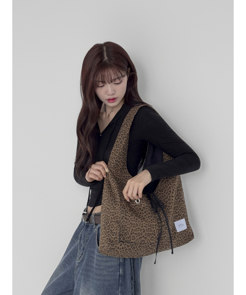 ATIL STUDIO（アチルスタジオ）の「ヒョウデニムパッチポケットホボショルダーバッグ_モカ（ショルダーバッグ・レディース・その他・FREE）」の7枚目の写真