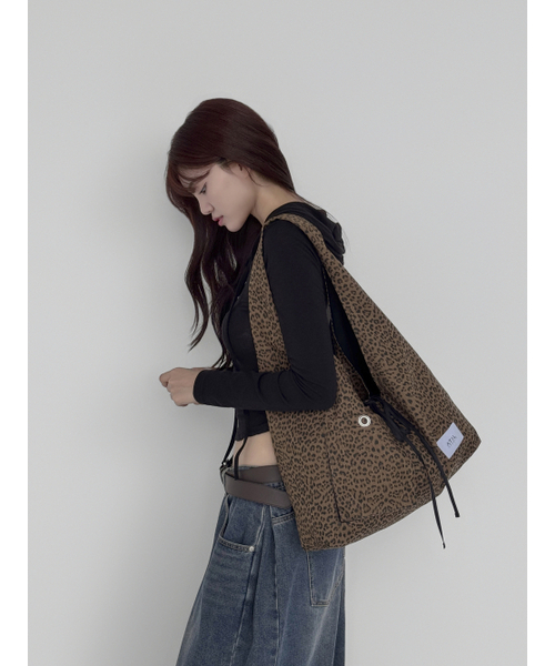 ATIL STUDIO（アチルスタジオ）の「ヒョウデニムパッチポケットホボショルダーバッグ_モカ（ショルダーバッグ・レディース・その他・FREE）」の10枚目の写真