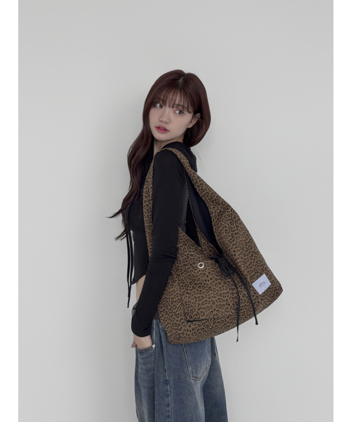 ATIL STUDIO（アチルスタジオ）の「ヒョウデニムパッチポケットホボショルダーバッグ_モカ（ショルダーバッグ・レディース・その他・FREE）」の11枚目の写真