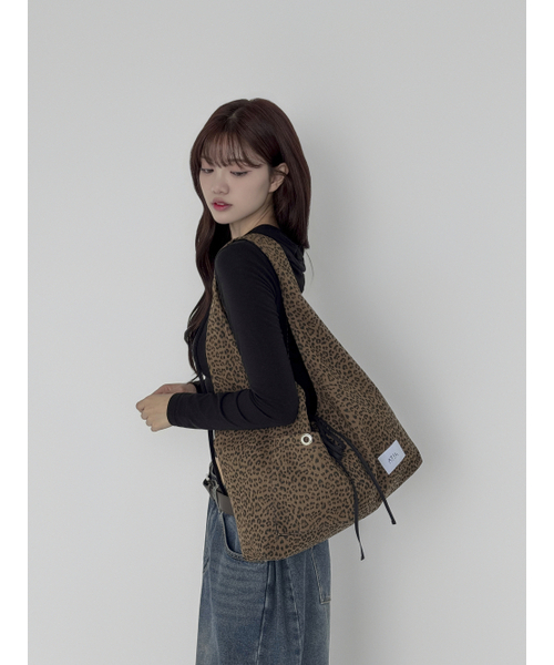 ATIL STUDIO（アチルスタジオ）の「ヒョウデニムパッチポケットホボショルダーバッグ_モカ（ショルダーバッグ・レディース・その他・FREE）」の12枚目の写真