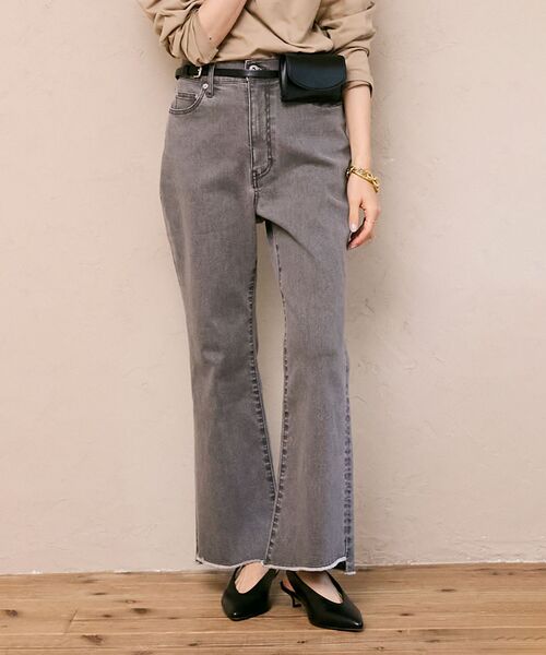 le.coeur blanc（ルクールブラン）の「ストレッチフレアデニムパンツ（デニムパンツ・レディース・グレー/ブルー・38/36）」の2枚目の写真