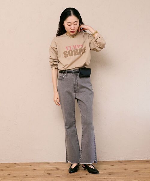 le.coeur blanc（ルクールブラン）の「ストレッチフレアデニムパンツ（デニムパンツ・レディース・グレー/ブルー・38/36）」の18枚目の写真