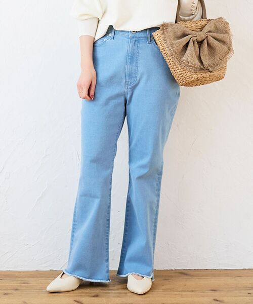 le.coeur blanc（ルクールブラン）の「ストレッチフレアデニムパンツ（デニムパンツ・レディース・グレー/ブルー・38/36）」の4枚目の写真