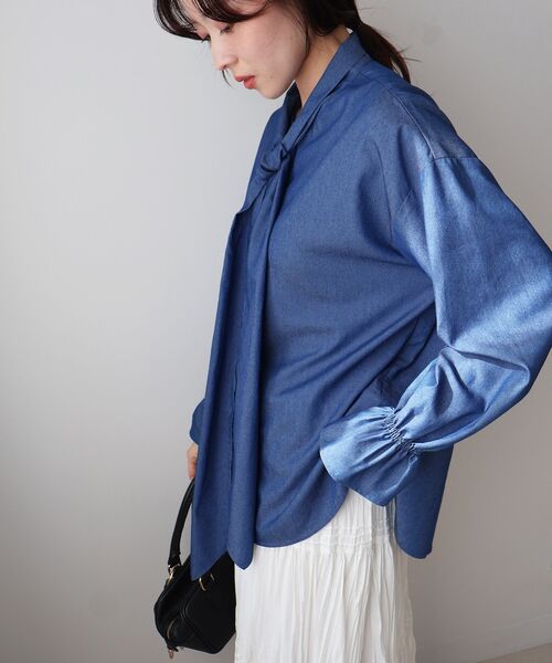 le.coeur blanc（ルクールブラン）の「デニムボウタイブラウス（シャツ/ブラウス・レディース・ブルー/サックスブルー・38）」の19枚目の写真