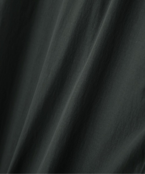 MARGARET HOWELL(マーガレットハウエル)の「RECYCLED NYLON COMPACT RIPSTOP(ステンカラーコート・レディース・ライトグレー/チャコール・2/1)」の14枚目の写真