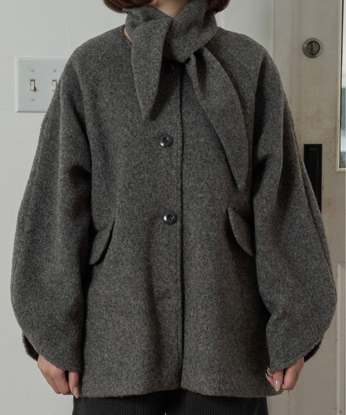 lawgy（ラウジー）の「muffler set sleeve cut coat / マフラーセットスリーブカットコート（ノーカラーコート・レディース・グレー/グリーン系その他/ホワイト・FREE）」の3枚目の写真