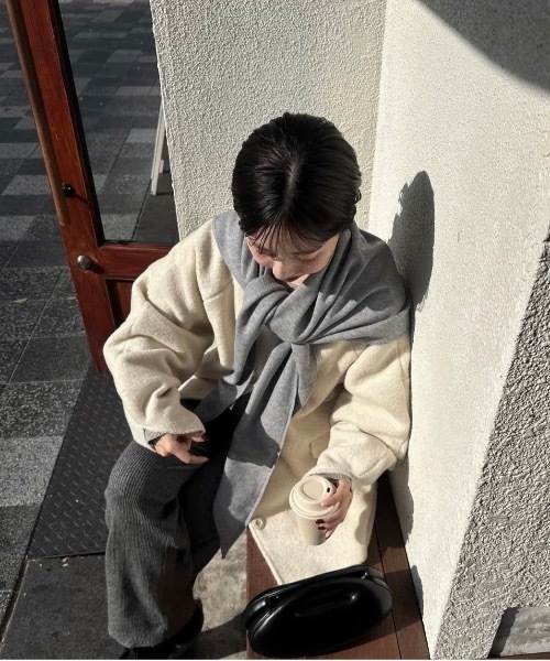 lawgy(ラウジー)の「muffler set sleeve cut coat / マフラーセットスリーブカットコート(ノーカラーコート・レディース・グレー/グリーン系その他/ホワイト・FREE)」の12枚目の写真